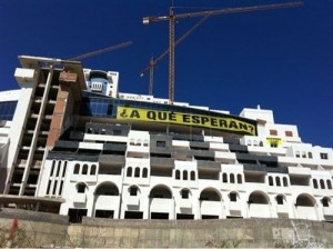 EL ALGARROBICO: 30 meter banner asks 'what are they waiting for?'