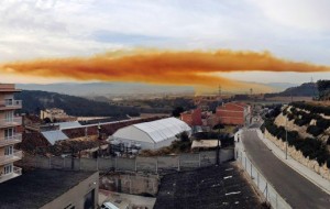 IGUALADA: The cloud was caused by two chemicals – nitric acid and ferric chloride – mixing during a delivery, exploding and causing a fire 
